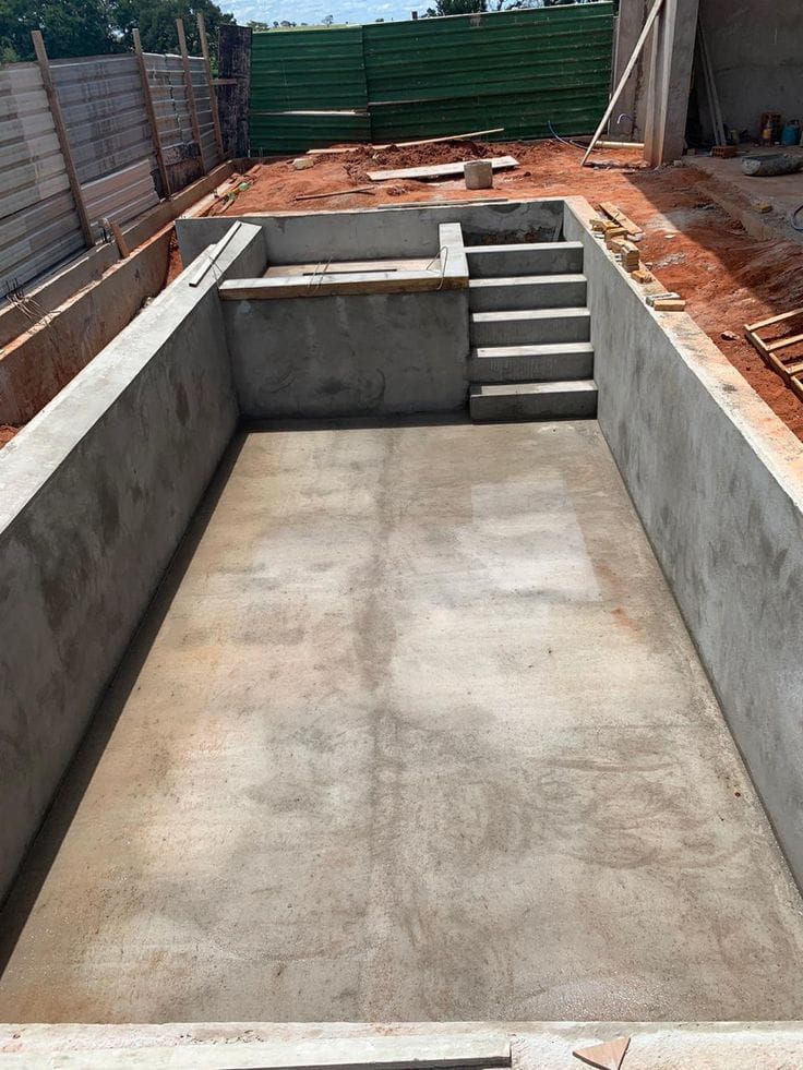 Estrutura de alvenaria e concreto da piscina