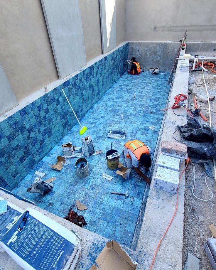 Aplicação do revestimento da piscina