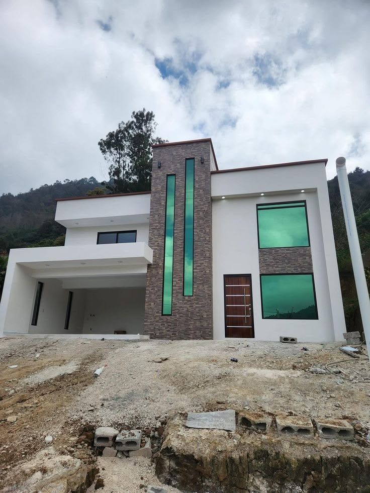 Casa de dois andares com vidro verde